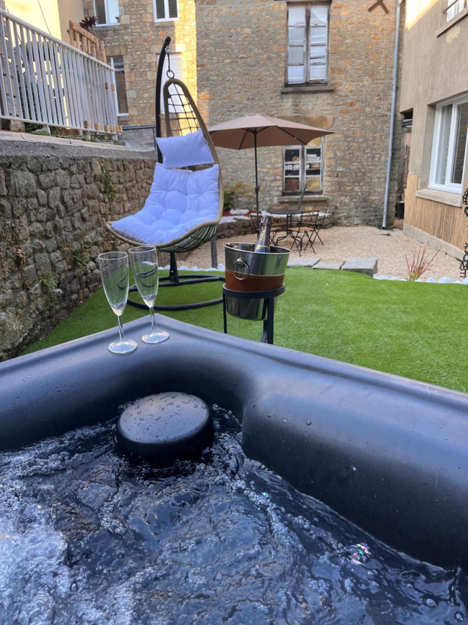Beau Loft Room Proche Mont Saint Michel Jaccuzi Illimite En Plein Centre Avranches Exterior photo
